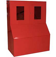 Стенд пожарный «Универсальный» с ящиком для песка 0.5м³, дверь с окном (с комплектующими)