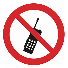 Знак P18 Запрещается пользоваться мобильным (сотовым) телефоном или переносной рацией (200х200)