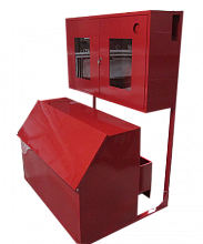 Стенд пожарный «Универсальный» с ящиком для песка 0.3м³, дверь с сеткой (с комплектующими)